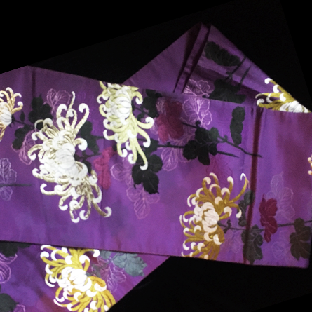 写真：紫菊帯ストールとクラッチバッグ